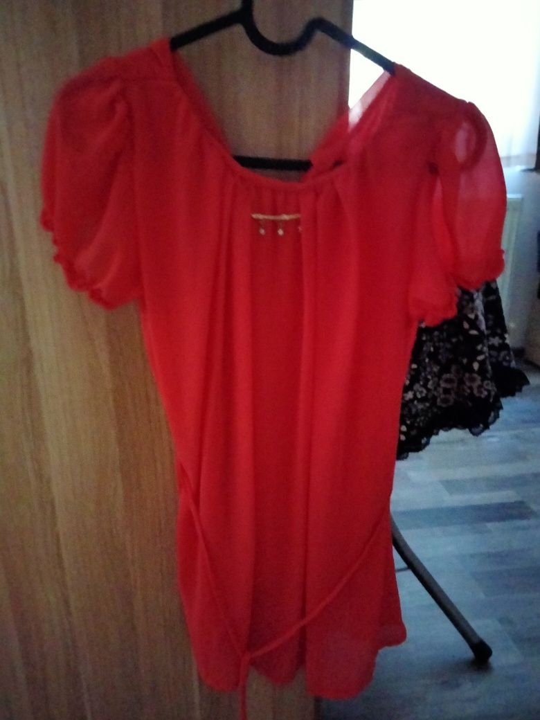 Cutie plină cu haine pentru noi născuți 100 lei, și bluze damă 30 lei