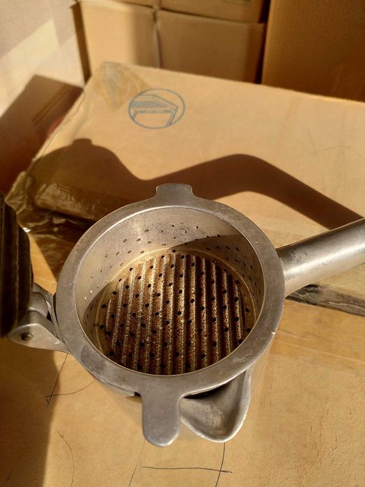 Термос, соковыжималка алюминиевая и мелкая посуда