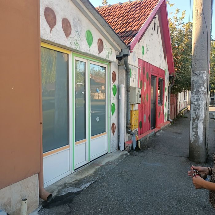 Închiriez spațiu comercial casa,doua camere,baie și terasa acoperita .