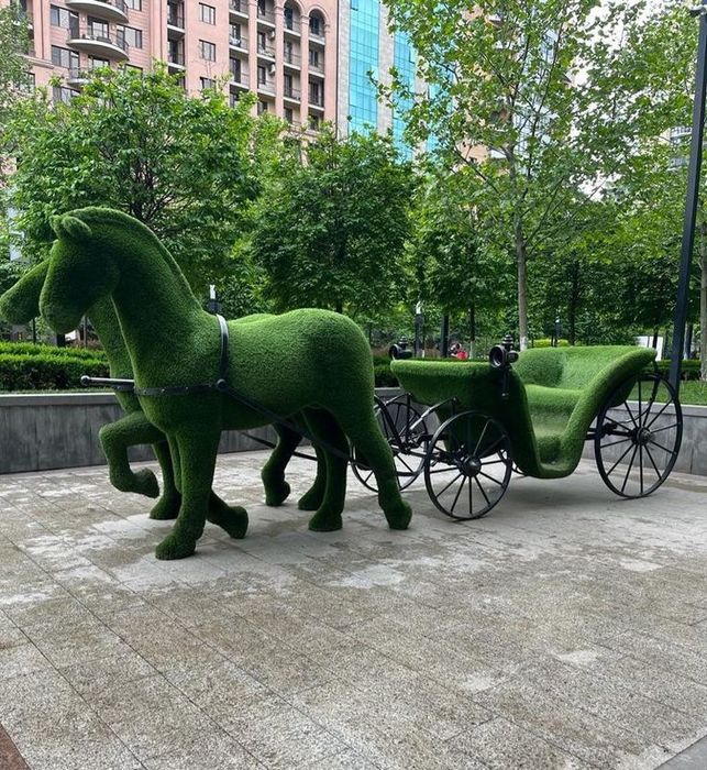 Суний газон скульптура