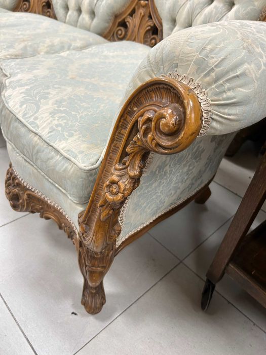 Троен диван с богата дърворезба и бледосиня дамаска.