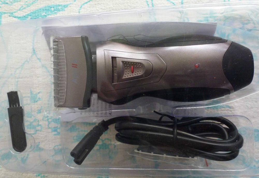 Aparat electric de ras, cu acumulator