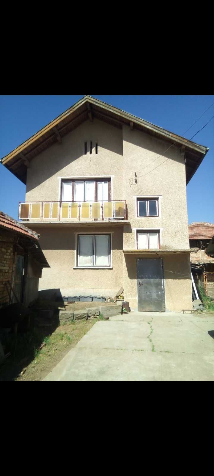 Продавам недвижим имот