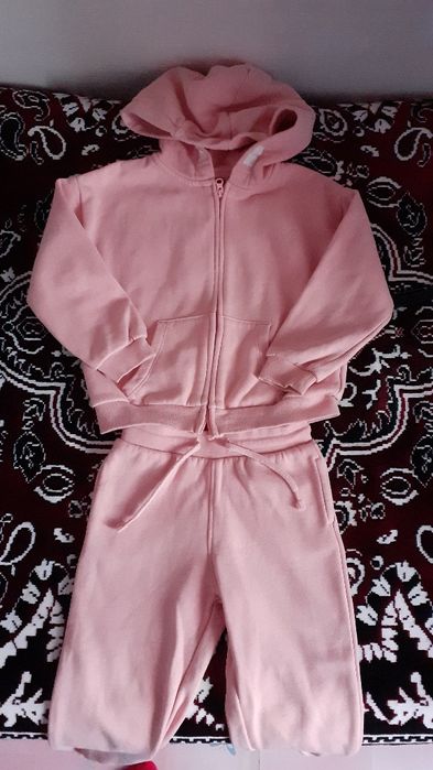 Costum sport pentru copii ,vârsta 3,4 ani culori maro și roz ,stare bu