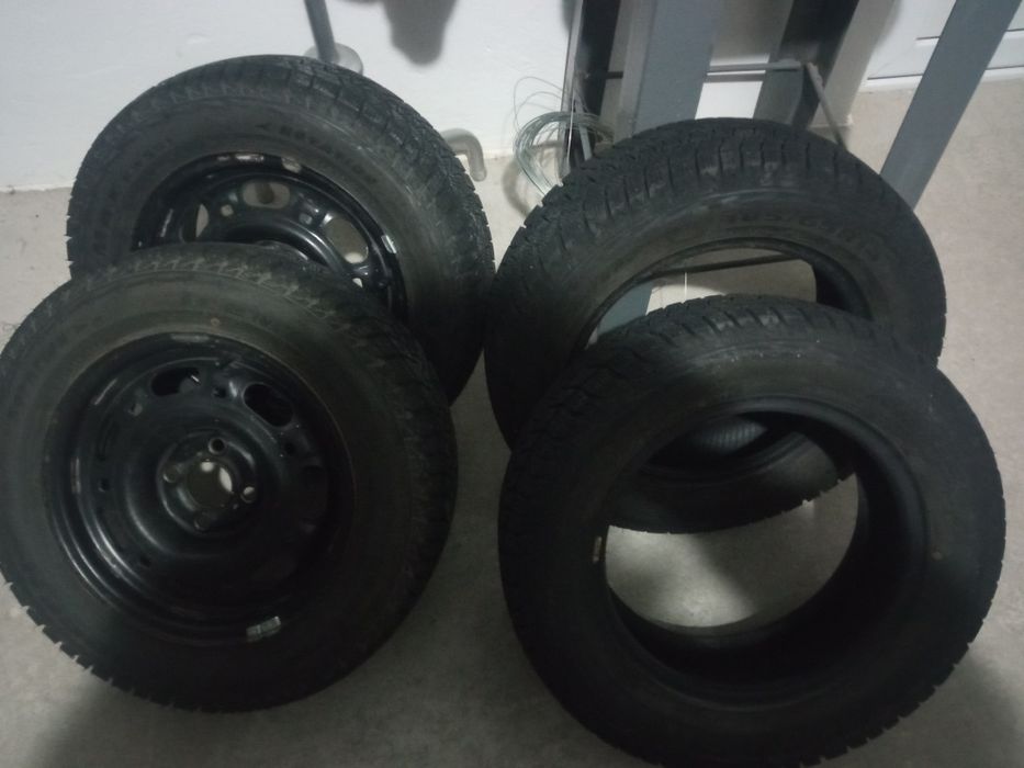 Продаю зимние шины. Комплект почти новые. Одна пара с