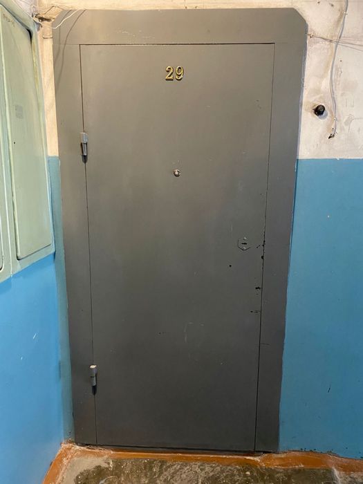 Продам входную железную дверь