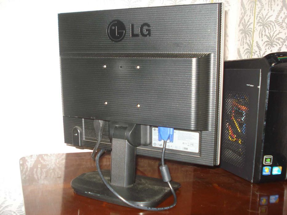 Monitor LCD marca LG Flatron L1718S 1280x1024 + cabluri