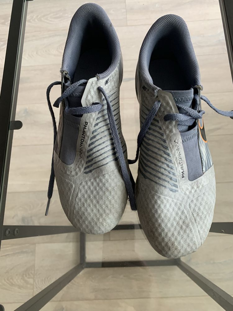 Бутонки Nike , размер 38 ; 24 см . Цена 30 лв .
