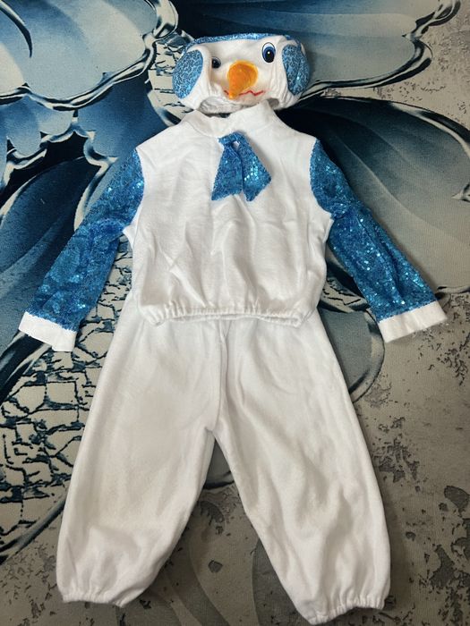Срочно продам детский костюм снеговичка.