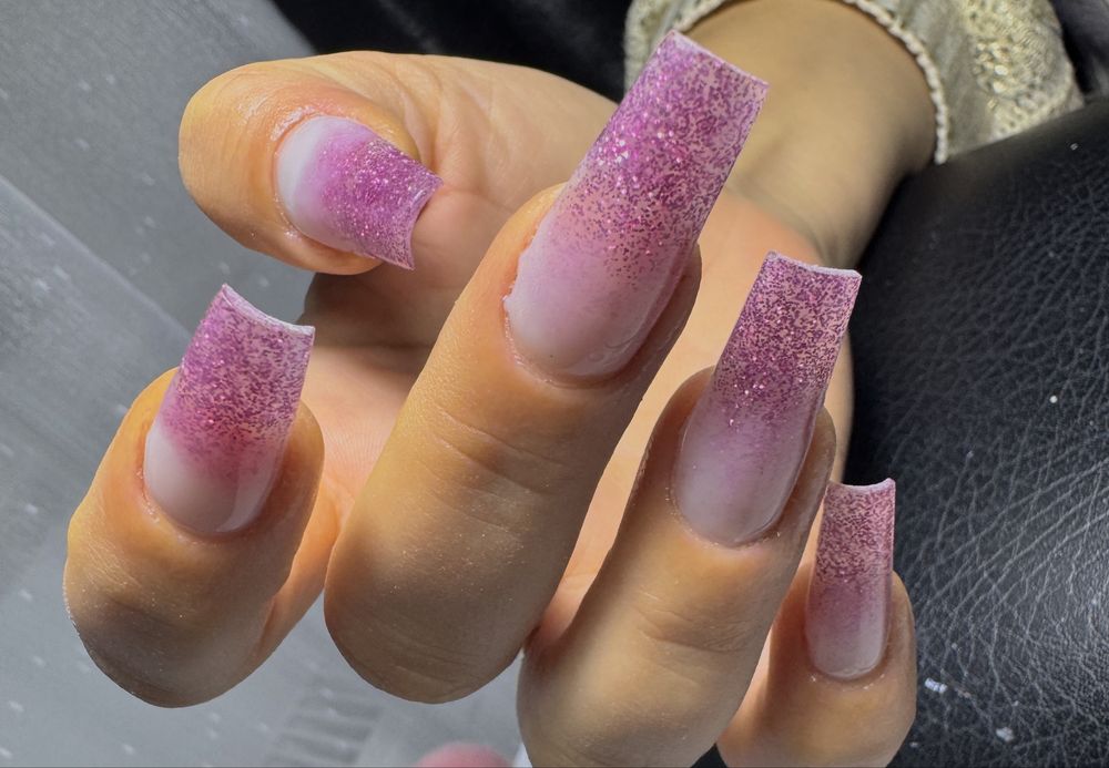 Stilist protezist . Aplic unghii cu gel