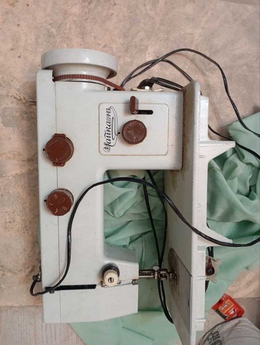 Продам швейную машинку Чайка