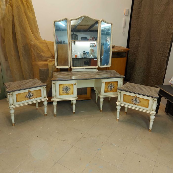 Туалетный стол с зеркалом, тумбочки