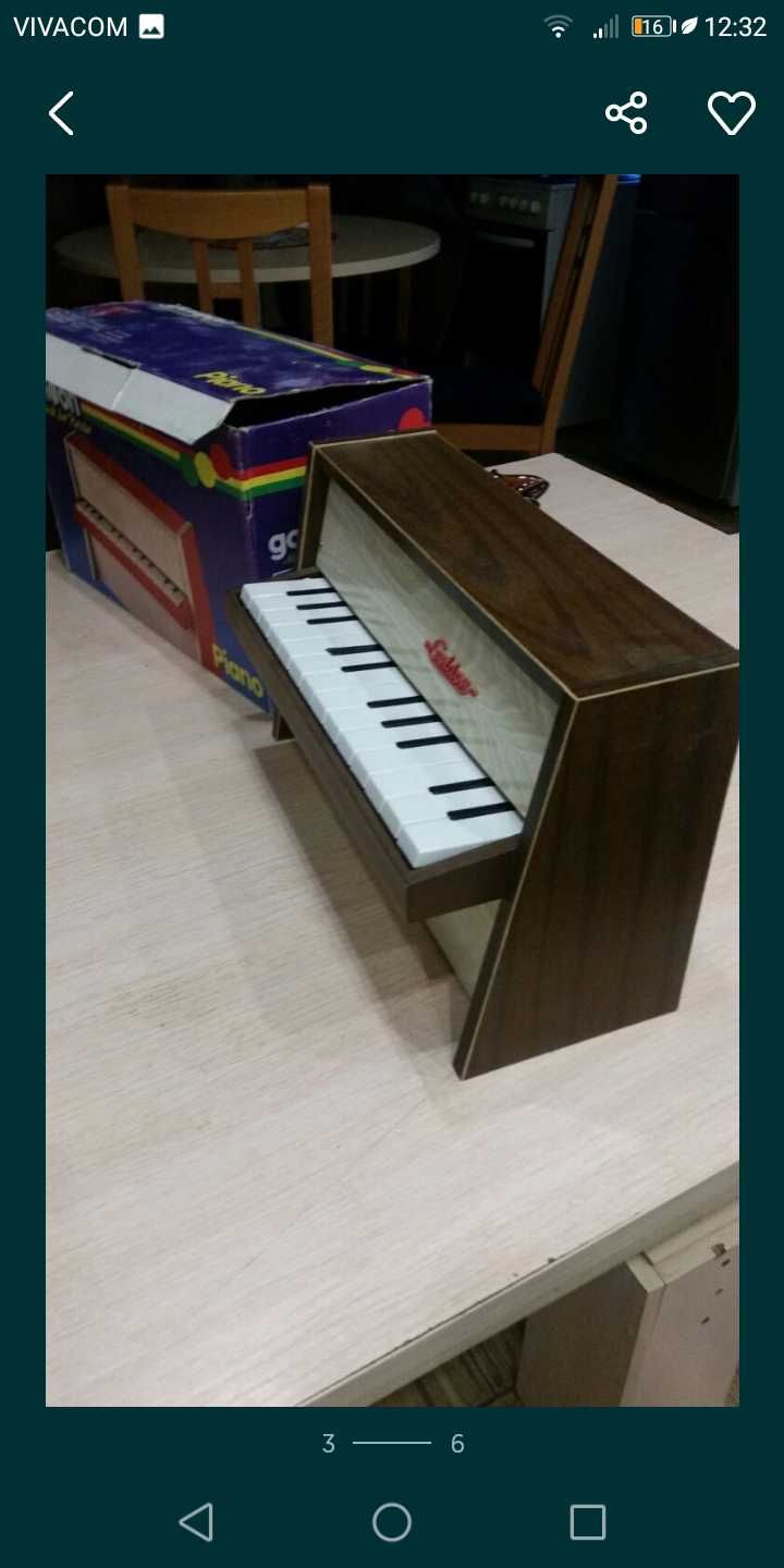 Антикварно винтажно музикално играчка пиано