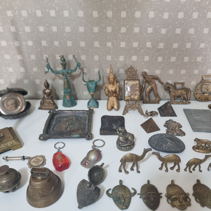 Colecţie obiecte decorative din bronz/alamă – figurine, miniaturi –