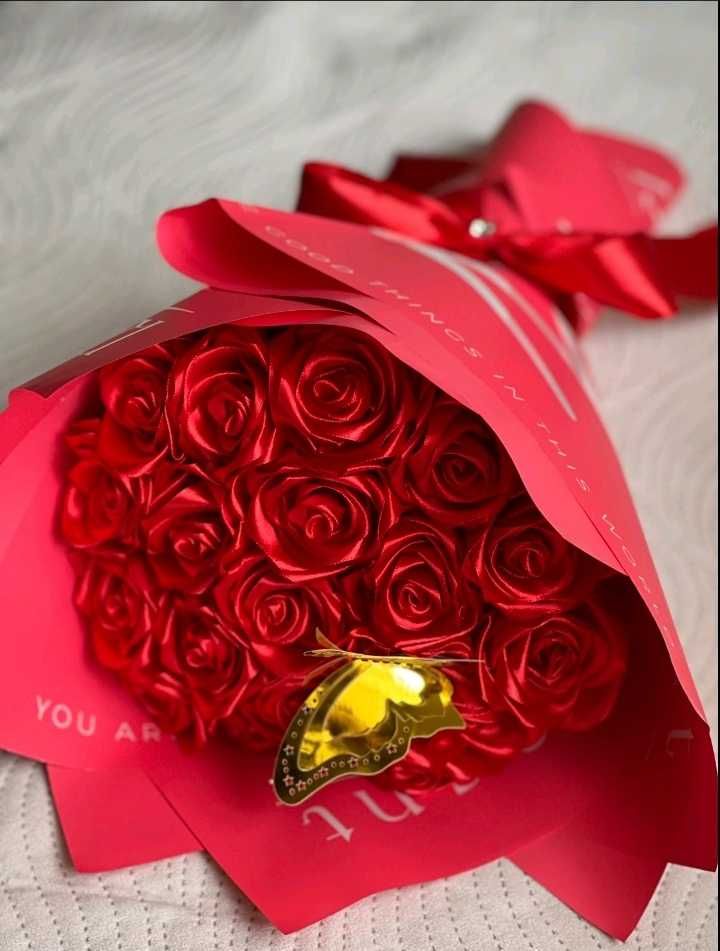 Кошница с рози от сатен