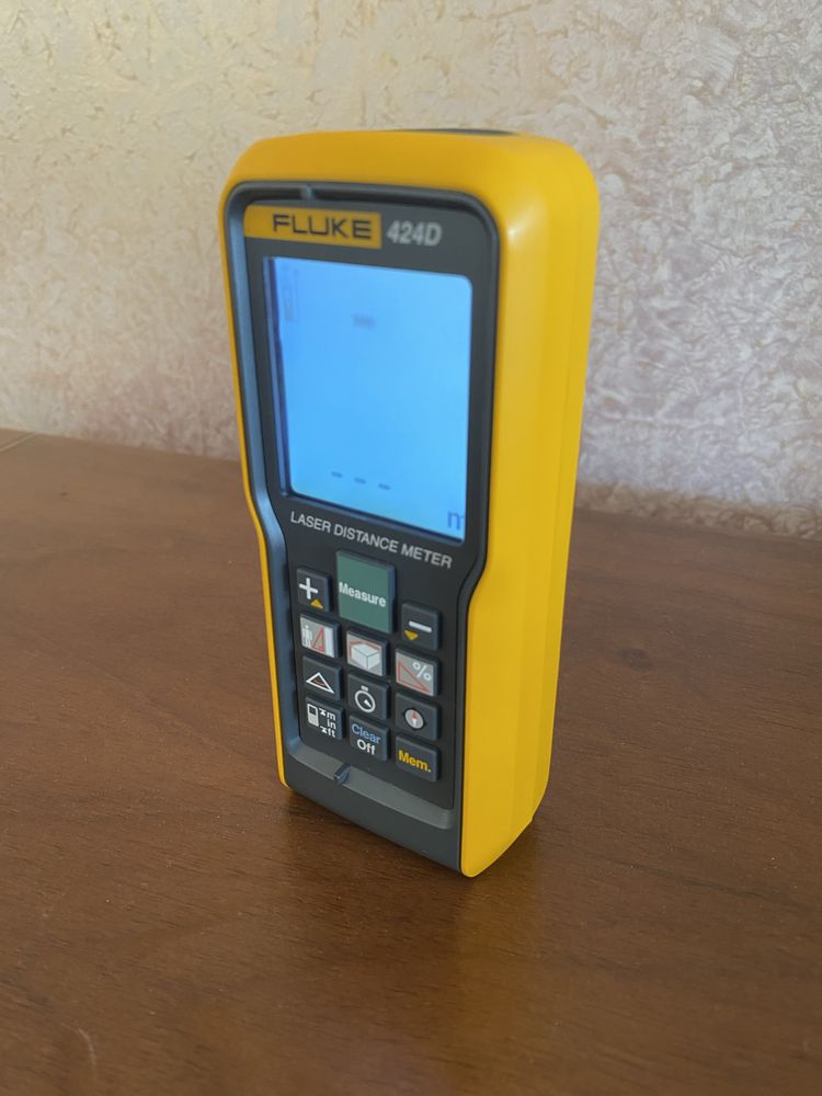 Лазерен уред за измерване на разтояния Fluke 424D