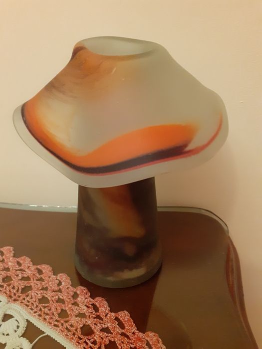 Vază, model deosebit,formă de pălărie,înaltă de 20 cm