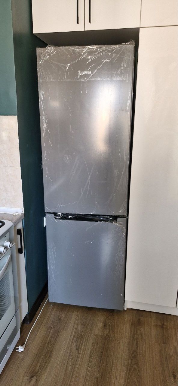 Продается холодильник INDESIT новый