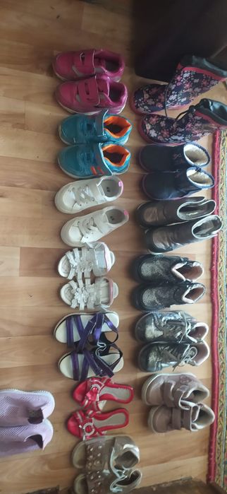Отдам  обувь на девочек  размеры с 15 по 35 ,за