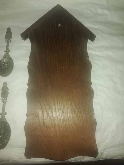 Linguri din zinc pe suport