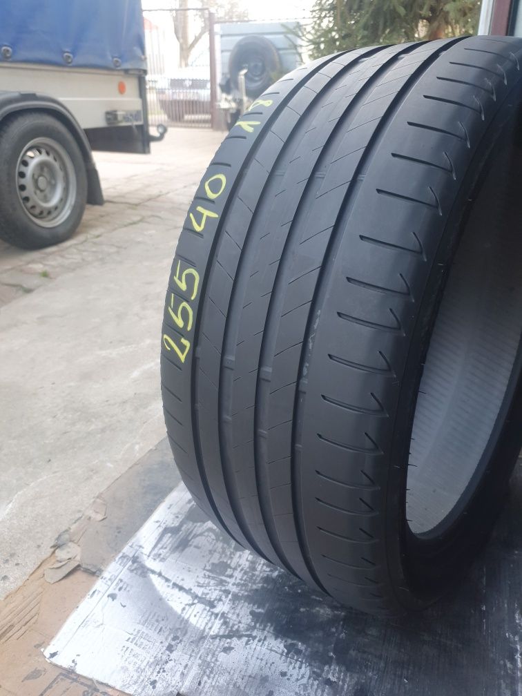 1 Anvelopa vară Bridgestone 255 40 R18 impecabilă DOT 2520.