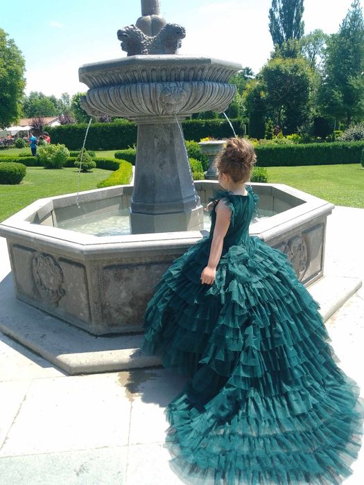 Vând :Rochița de fetița cu trena