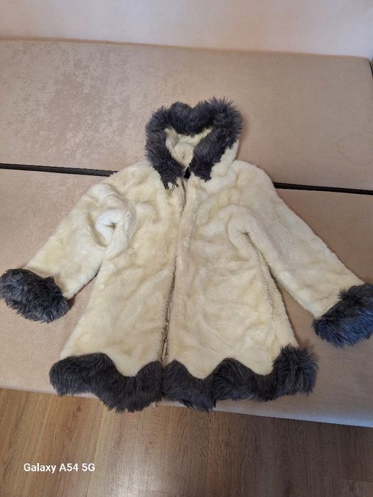 Пухено палто с качулка.