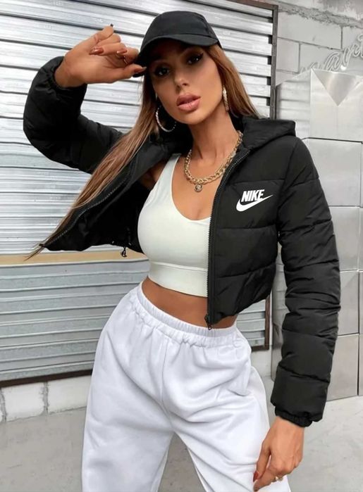 Дамски къси якета в черно с качулка Nike