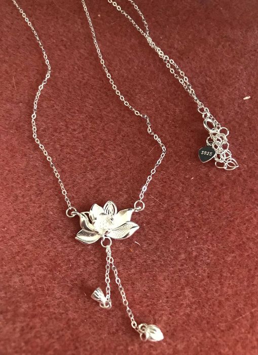 Colier de argint marcat cu floare de lotus din ag.cu ciucuri mici