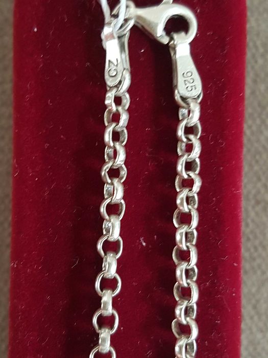 Сребърни пръстени и синджири.