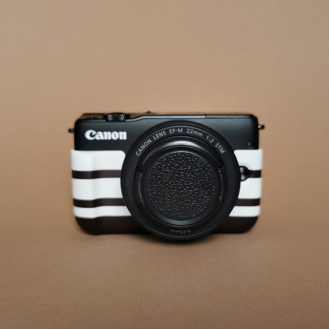 Cameră foto mirrorless Canon M10 cu 22mm STM, wifi