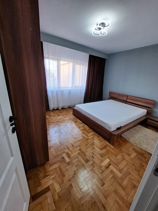 Inchiriez apartament cu 3 camere, zona centrala