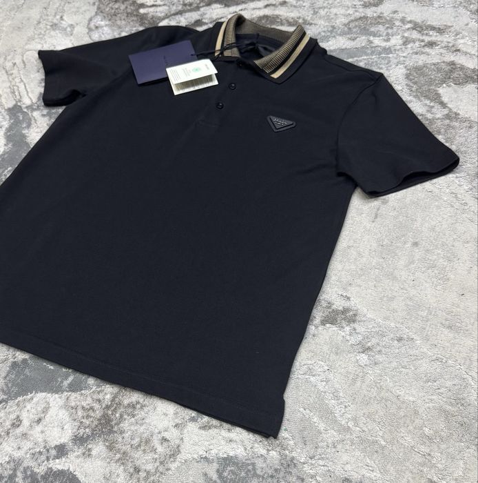 Тениска с яка на Prada