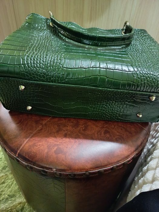 Елегантна чанта от естествена кожа в зелен цвят