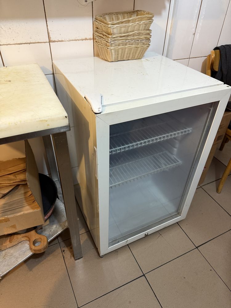 Vitrina frigorifica frigider cu geam stare foarte buna pret 1000 lei
