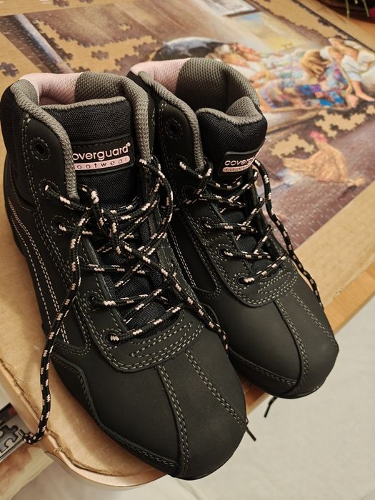 Продавам  НОВИ safety обувки.Номер 37.