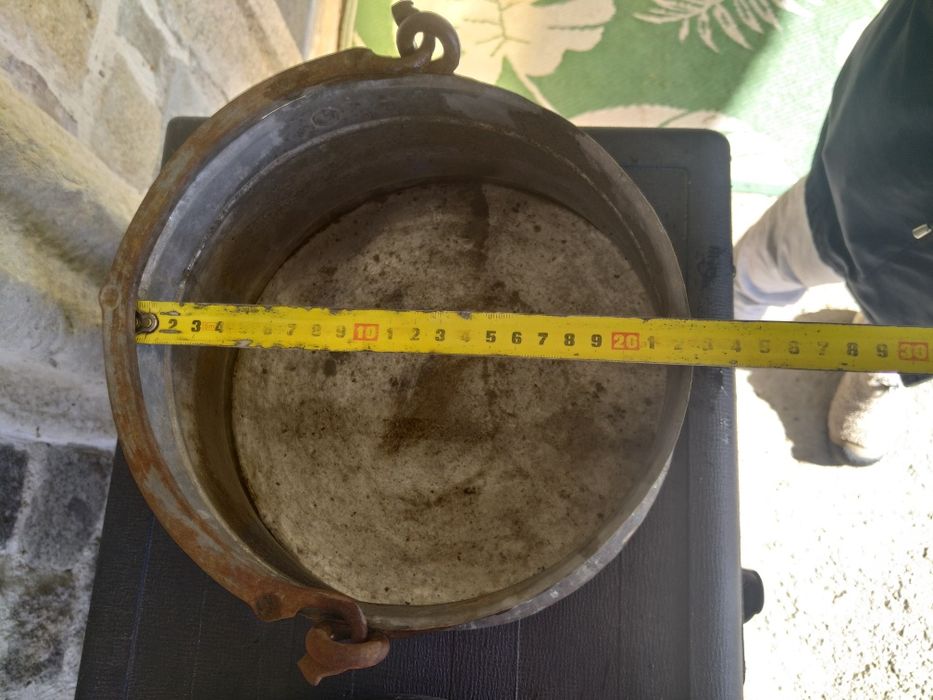 Продавам две идентични менчета много стари калайдисани за кобилица