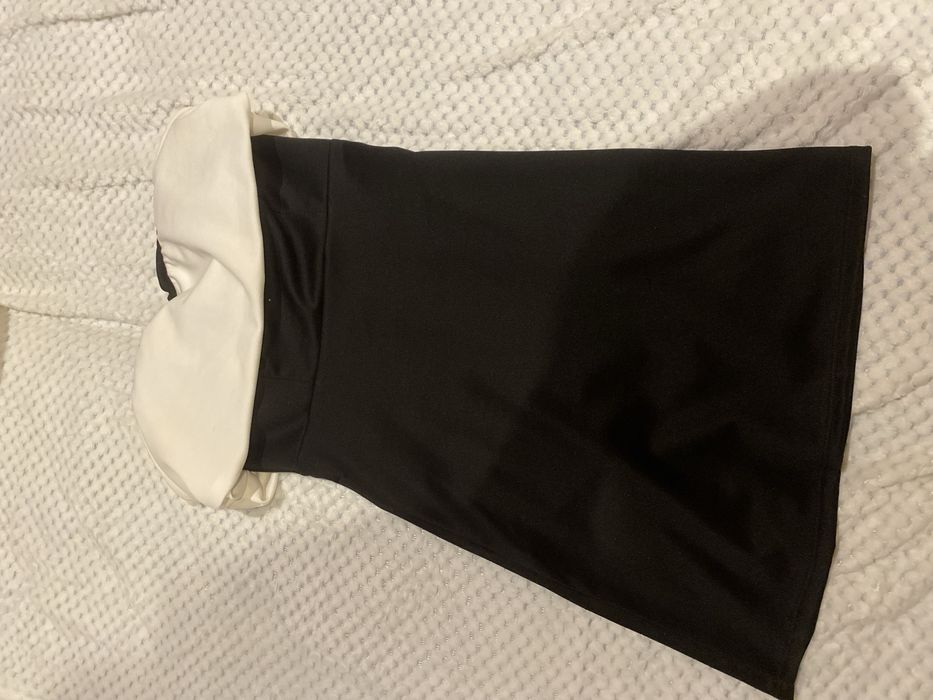 Елегантна рокля с паднали рамене и голяма панделка на гърба