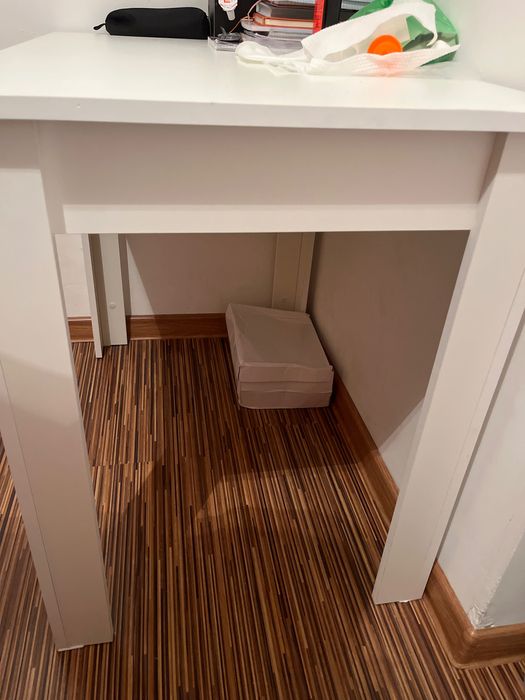 Стол и стулья. Состояние хороший.