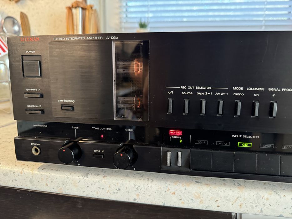 Luxman LV-103u Качествен стерео усилвател