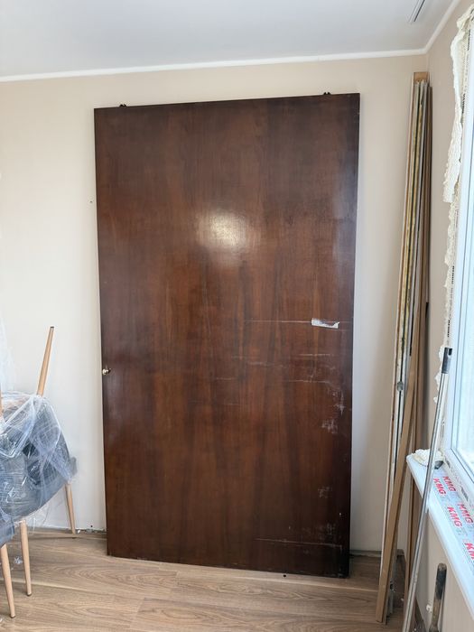 Плъзгаща врата, висяща от тавана.