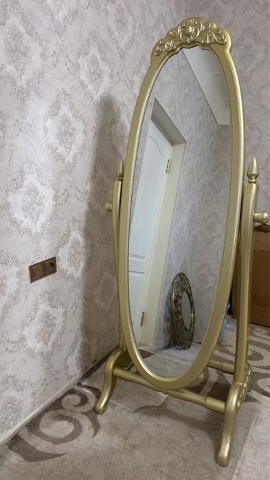 Напольное зеркало