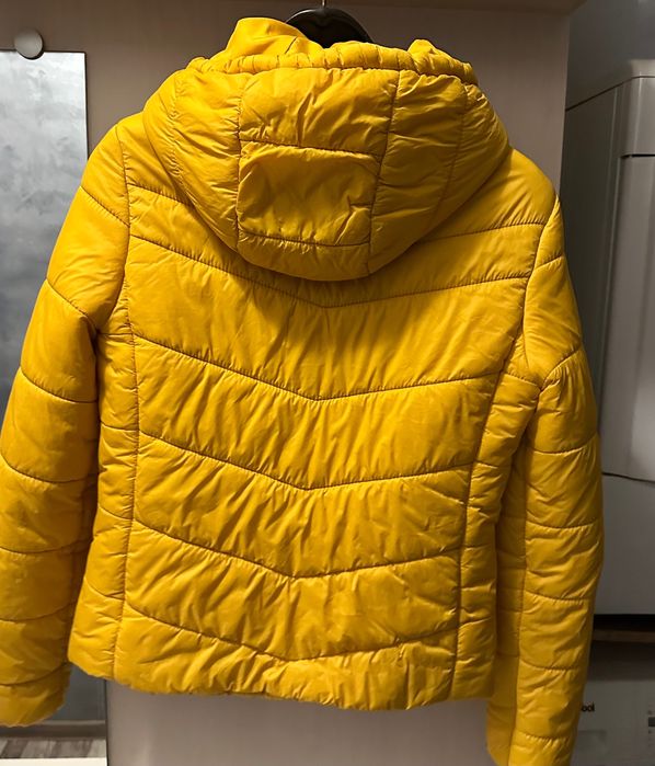 Жълто яке bershka