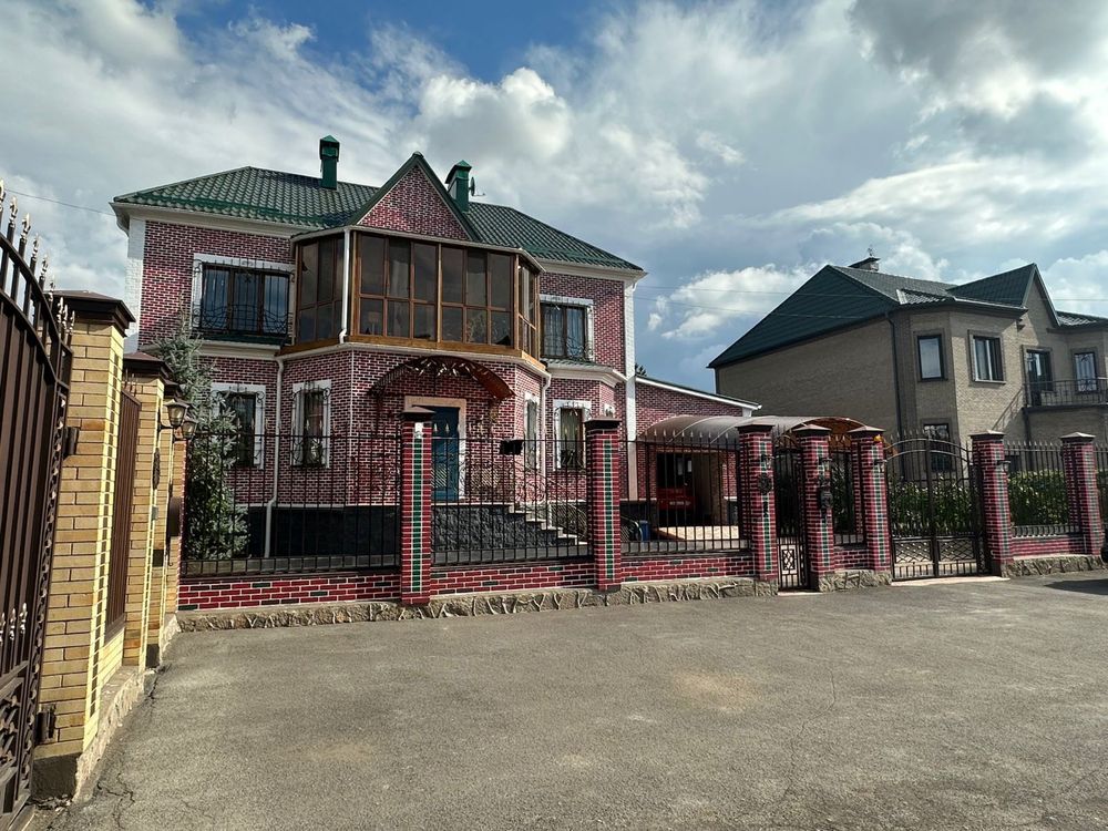 Продается ОТДЕЛЬНЫЙ ДОМ - Прям в Центре города (В ПАРКОВОЙ ЗОНЕ).