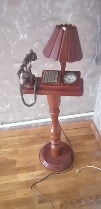 Телефон на стойке со светильником