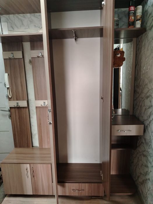 Продам прихожую .