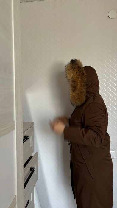 Продаю качественную зимнюю с натуральным мехом енота на капюшоне