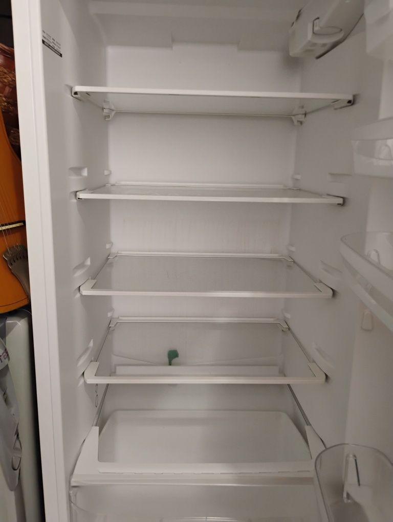 Продавам хладилник Индезит
