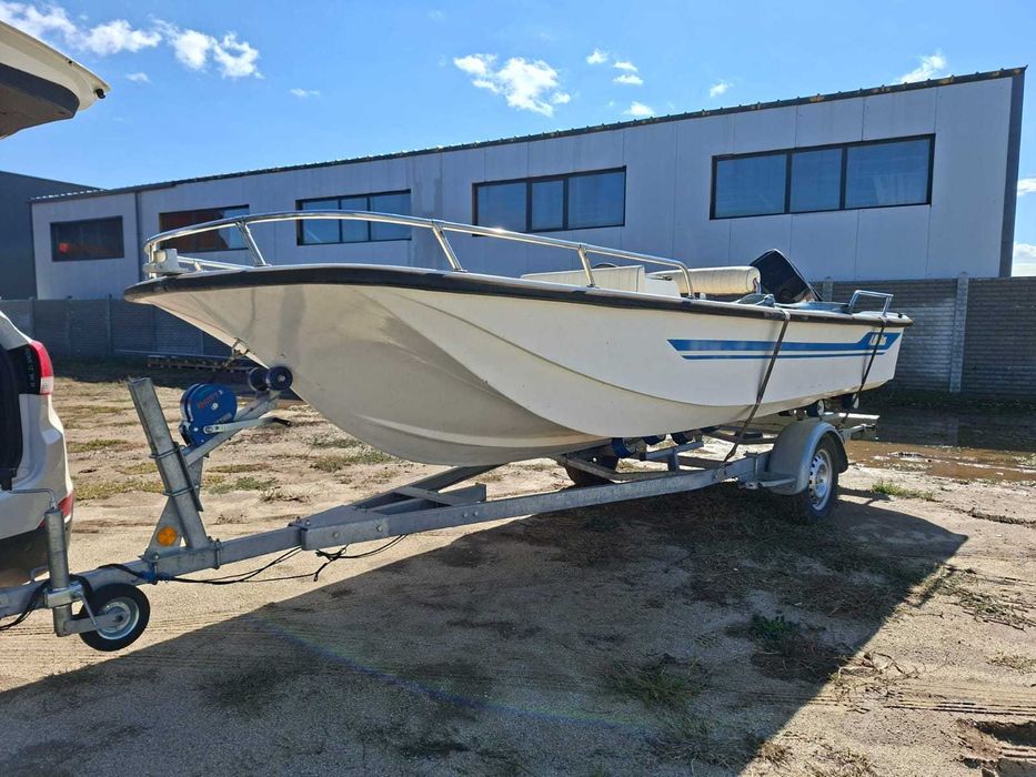 Barca trimaran Hellas cu motor Mercury 25-50 in doi timpi