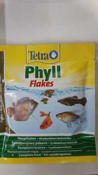 Корм для рыбок Tetra Phyll Flakes.
